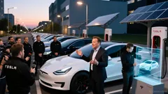 Tesla (TSLA) Options Signal Bullish Rebound Potential: Key Strikes, Subscription Risks, and $450 Call Opportunities