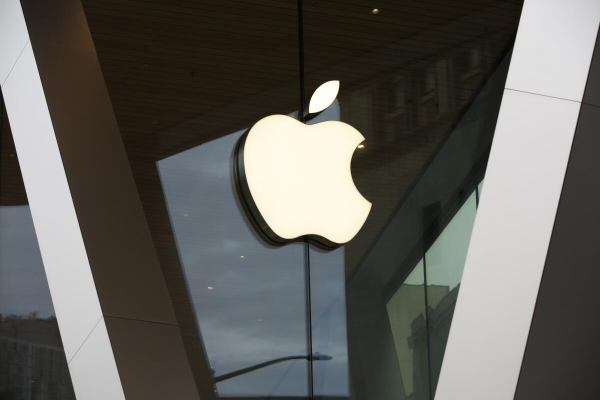 Trump threatens tariffs on Apple: Tariff of at least 25% if IPhones not made in US.