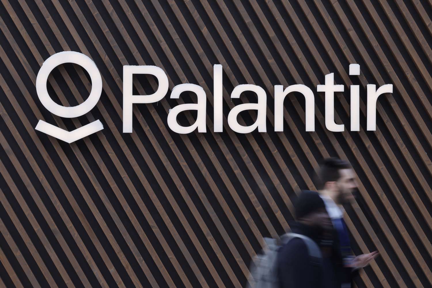 Palantir Q4 Earnings Blowout! Revenue +70%, 2026 Outlook Stuns the Street - Article cover image