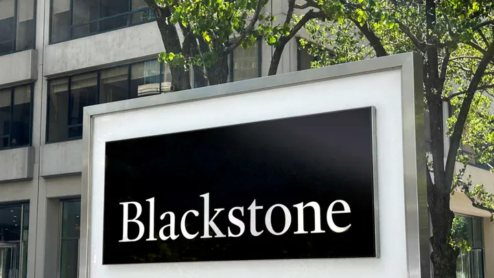 Private Credit Turmoil Deepens as Blackstone Restricts Flagship Fund Withdrawals, Raising Risks Across the $1.8 Trillion Market